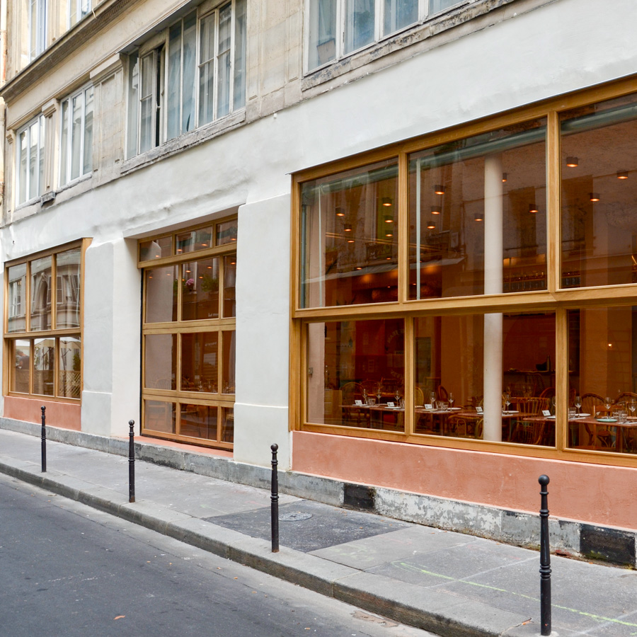 Vue extérieure de la façade du restaurant Dalia à Paris avec ses guillotines électriques fermées