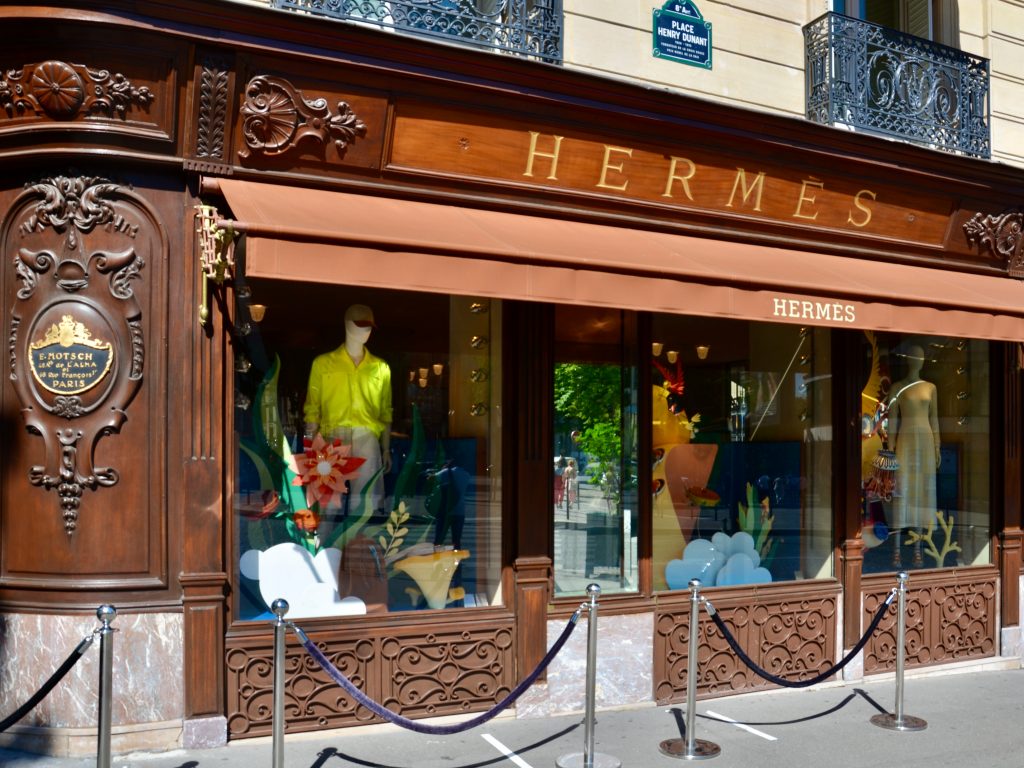Authentique aménagement de la devanture d'un point de vente Hermès à Paris