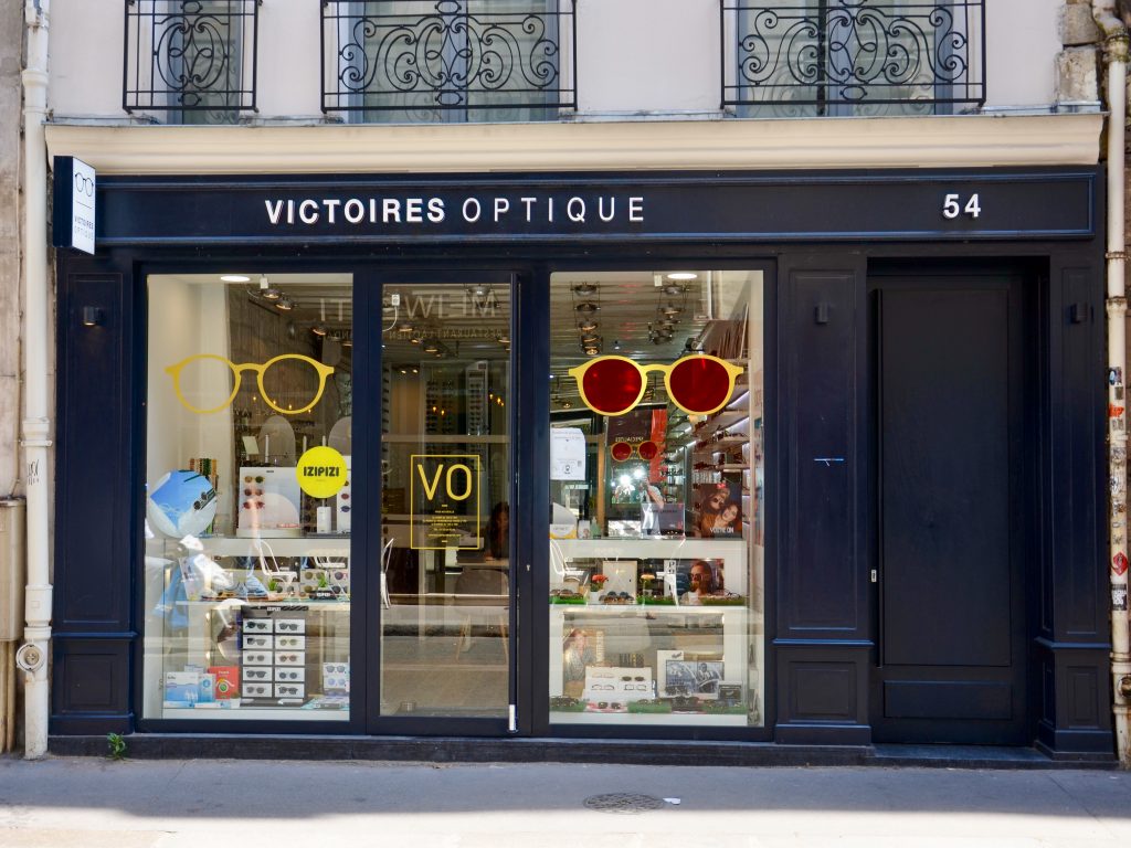 Nouvelle devanture en bois de la boutique Optique victoire en IDF