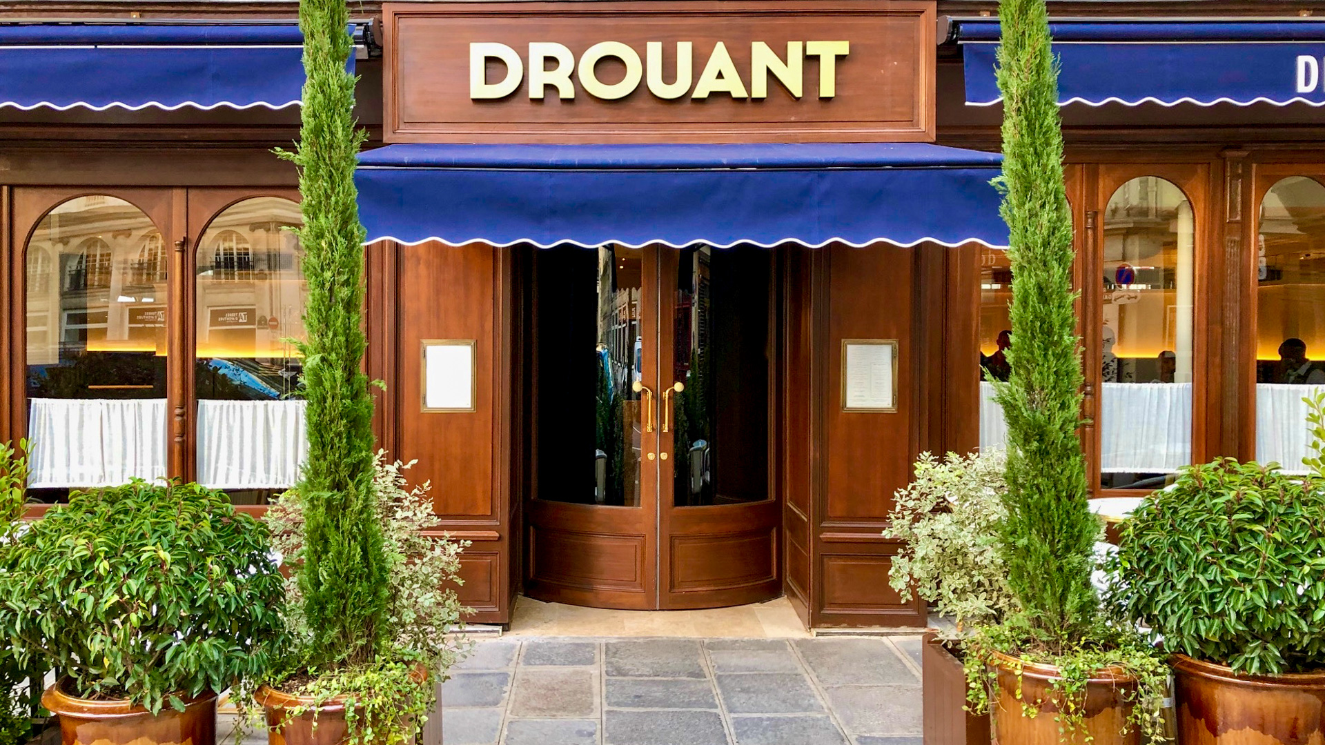 Agencement d'une porte sur pivots DROUANT