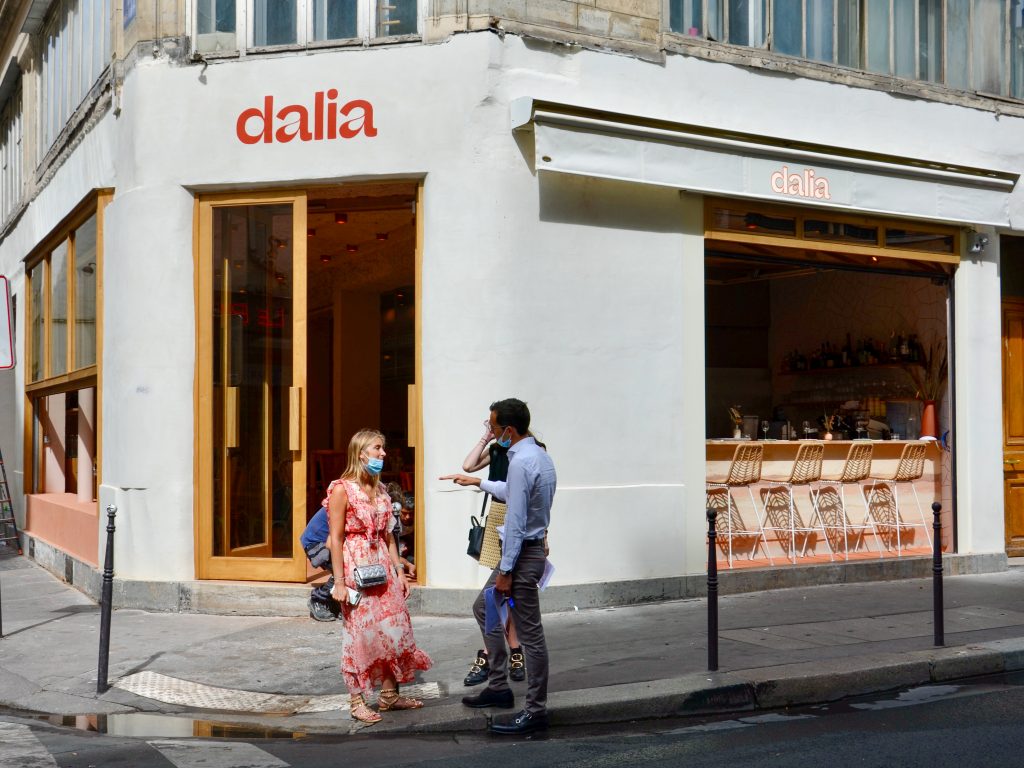 Aménagement façade extérieure du restaurant parisien Dalia