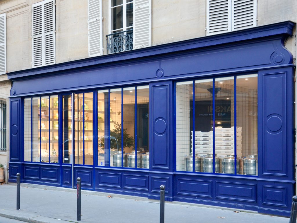 Nouvelle devanture en bois bleu du commerce Le Baigneur