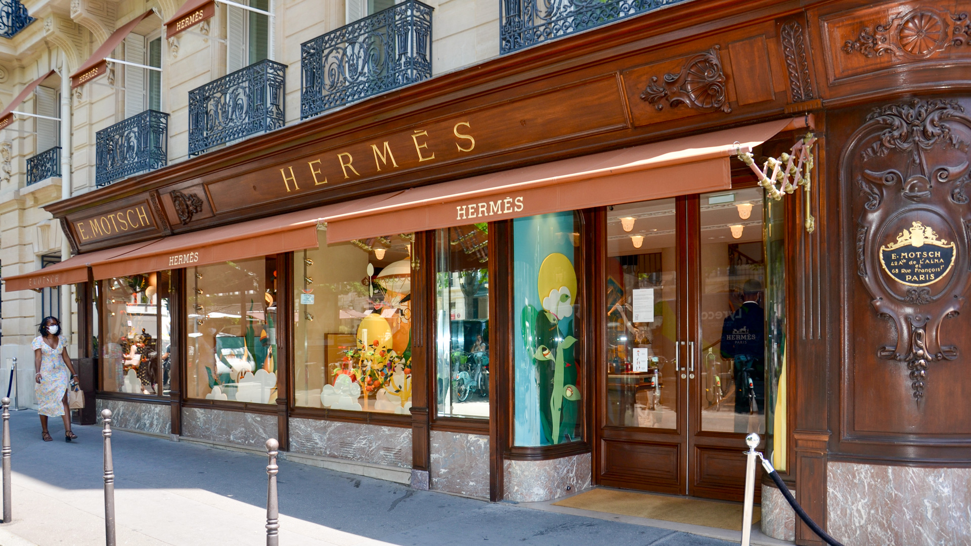 Agencement de la devanture en bois d'une boutique Hermès