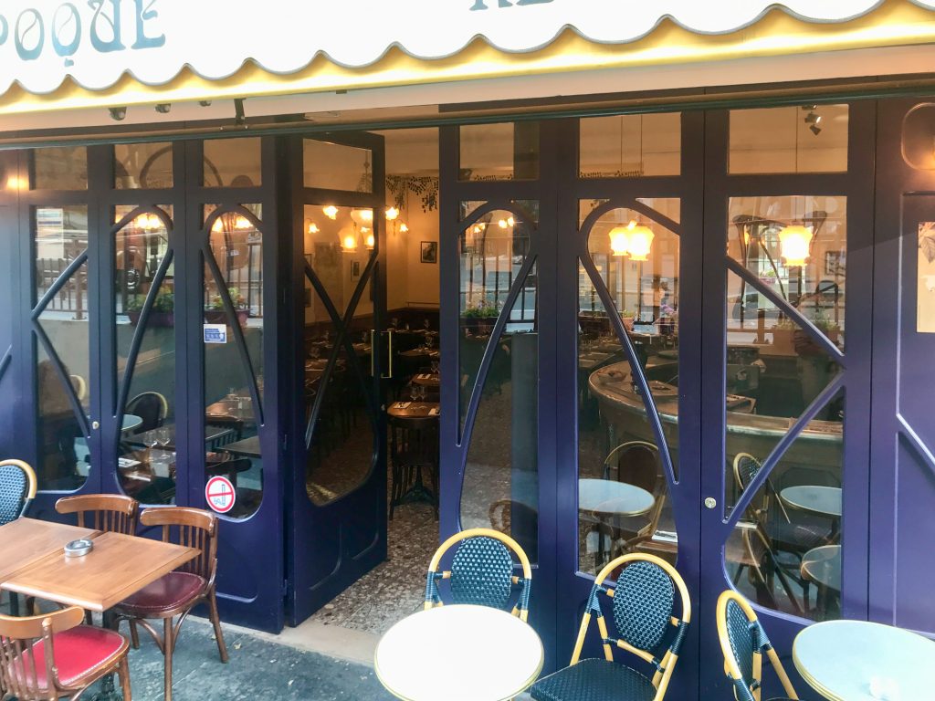 Aménagement de la nouvelle devanture avec ouvrants en bois du restaurant parisien La Belle époque