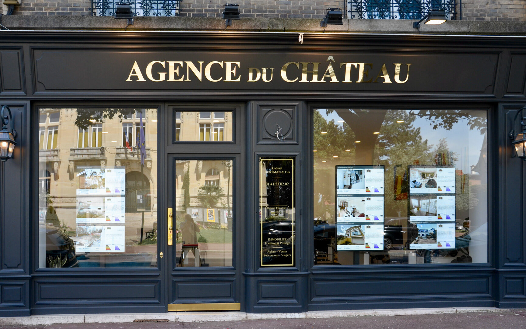 Aménagement de la devanture en bois de l'AGENCE DU CHÂTEAU